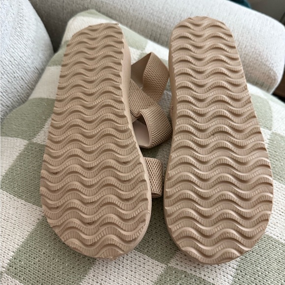 Women's Tan Neutral Boho Beach Sandals Sz 9.5 - Picture 2 of 2